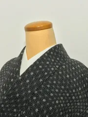 【中古】Mサイズ 正絹 小紋 黒地に麻の葉模様 身丈長め