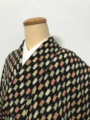 【中古】Mサイズ 正絹 小紋 黒地に矢羽根模様 袷着物シーズン冬