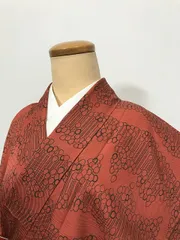 【中古】Sサイズ 小紋 正絹 曙色地に抽象模様 袷着物シーズン冬