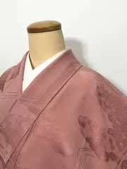 【中古】Mサイズ 正絹 色無地 一つ紋付き 雲取り地紋のピンク 袷着物シーズン冬