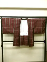 【中古】裄68 羽織 正絹 臙脂色地に格子模様の紬 Lサイズ