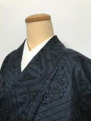 【中古】Mサイズ 紬 正絹 黒地に幾何学文様 袷着物シーズン冬