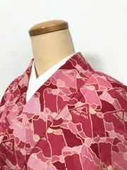 【中古】Sサイズ 小紋 化繊 茜色地に古民家模様