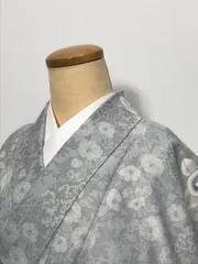 【中古】未使用 BLサイズ 化繊 小紋 グレー地に草花模様 袷着物 洗える着物 身幅広めシーズン冬