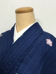 【中古】Sサイズ 化繊 単衣着物 胴抜き着物 小紋 濃紺縞地に梅模様 洗える着物 ポリエステル