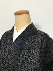 【中古】 Mサイズ 紬 正絹 黒地に枝葉文様 袷着物 