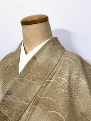 【中古】Sサイズ 化繊 小紋 薄茶地に芝草模様 袷着物 洗える着物シーズン冬