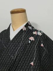 【中古】Sサイズ 小紋 化繊 黒地に枝花模様 袷着物 洗える着物シーズン冬