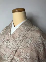 【中古】Sサイズ 正絹 紬 薄ピンク地に枝花文様