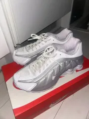 ナイキ ショックス R4 スニーカー 235