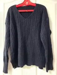 黒 Vネック ケーブル編み ニット