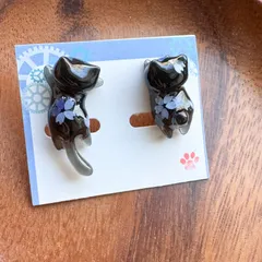 桜で遊ぶ黒猫のネジバネ式イヤリング