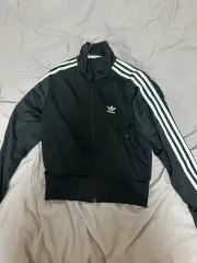 アディダス クロップド ブラック ジャージ