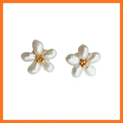 【新品】 天然淡水パール ピアス レディース S925銀ポスト 花モチーフ 18K厚金メッキ 大ぶり 揺れるデザイン 上品 おしゃれ 真珠イヤリング アレルギー対応 ギフト用 プレゼント向け 結婚式 デート パーティー用 (白い花びら)