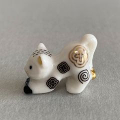 モダンな子猫のフェーブ／金彩／小さなハンターポーズ／フランス雑貨