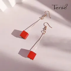 木製キューブ×ゴールド ロングピアス 赤 朱砂紅 フックピアス 軽い かわいい 個性的 和モダン ナチュラル 春 夏 秋 お出かけ デート パーティー 普段使い プレゼント ギフト 母の日 誕生日 送料無料 即購入OK 最短当日〜翌日発送
