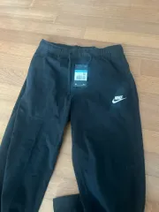 ナイキ ブラック ジョガーパンツ