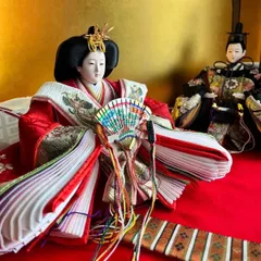 新品☆極上☆梅、桜と鳳凰の舞の親王飾り☆絢爛豪華な金彩と刺繍☆正絹☆頭師椰葉のお顔自慢☆京九番（十番）親王台座、極上親王小道具付☆岩槻人形☆十二単衣☆平安装束☆雛祭り☆雛人形☆おひなさま☆お雛様☆桃の節句☆魚体帯☆木製三つ折り金屏風付☆木製菱三宝付☆毛氈付