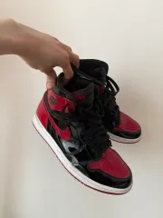 ナイキ エアジョーダン 1 レトロ ハイ パテント ブレーザー レッド