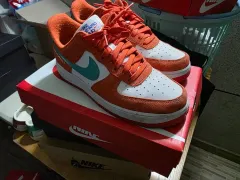 ナイキ エアフォース1 オレンジ/白 スニーカー