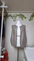 軽いグレーベージュ シンプル ベスト ジャケット 66