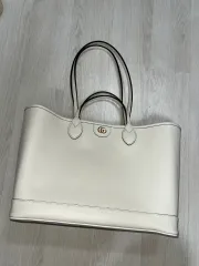 グッチ GG エンボス アイボリー ショッパーバッグ