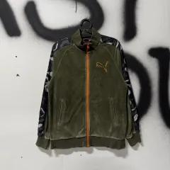 プーマ ディープ カーキ サイド LINE カモフラ デザインテープ ツアーベルベット ジップアップ ジャージ ジャケット