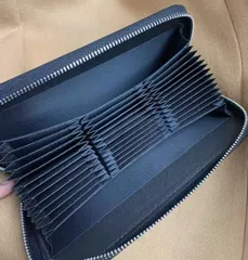 高品質なレザー製のブラック長財布