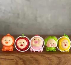 【３個セット】こびとづかん 果物　フィギュア　おすわりマスコット　 こびと図鑑　こびとずかん　小人図鑑　バスボール　バスボム　入浴剤　フルーツバスケット　ミカンキツケ　イチゴクレナイ　カクレモモジリ　スモモノウチ　レモンスマシ