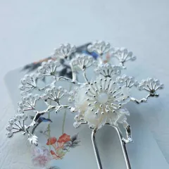 種類選べる シルバー 白蝶貝シェルフラワーと松枝のU字かんざし  縁起の良い 松 パール 天然石 クリアクォーツ　ヘアアクセサリー 洋装 和装 髪飾り　 お呼ばれ パーティー 七五三 卒業式 入園式 入学式 花嫁 ドレス