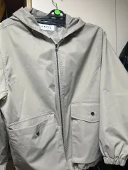 ベージュウィンドブレーカー