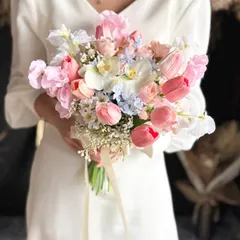 白胡蝶蘭×ピンクチューリップクラッチブーケ☆ブートニア