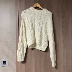 アイボリー ケーブル編み クロップド ニット