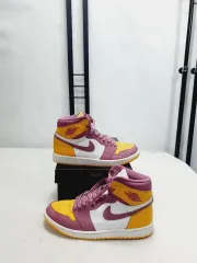 ジョーダン1 レトロ ハイ ユニバーシティ ゴールド ライト ボルドー Lakers 265