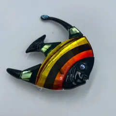 SWAROVSKI スワロフスキー 魚モチーフ ブローチ カラフルストライプ 赤 黒 黄 緑 約5cm ピンバッジ アクセサリー 小物