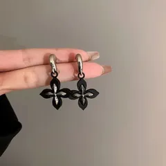 花モチーフ フープピアス 両耳用 ブラック シルバー シック 大ぶりチャーム  ユニセックス レディース メンズ  韓国風 韓国アクセ