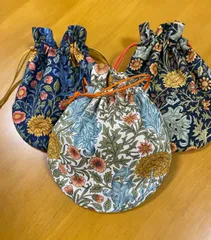 選べるカラー　プチっとまぁるい巾着ポーチ　モリス•メドゥ　ダブルボゥズ