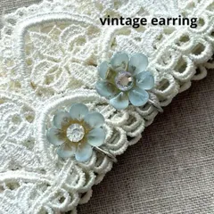 17103ヴィンテージ 涼しげ水色フローズンカラーのお花イヤリング