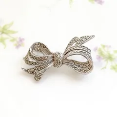 ヴィンテージ　Unsigned Beauty　シルバートーン　マーカサイトラインストーン　リボン　ブローチ