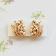 ヴィンテージ　Trifari　トリファリ　ゴールドトーン　フェイクパール　リーフ　イヤリング