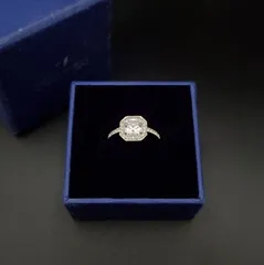 美品 SWAROVSKI スワロフスキー リング 指輪 オクタゴンカット クリスタル ラインストーン シルバーカラー 約11号 箱付き 上品 華やか きらきら ギフト プレゼント 贈り物