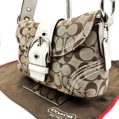 超希少 極美品 Coach シグネチャー ポーチ ターンロック チャーム付 白