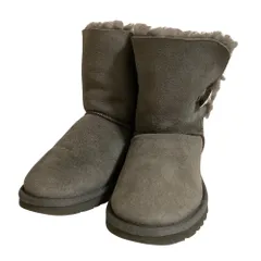 美品 UGG アグ スワロフスキー ベイリーボタン ブリング ショート ムートンブーツ 3349 23cm グレー レディース 古着 中古 USED