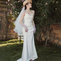 【新品・未使用】深いVネック、白い裾、体にフィットするボディス、小さめの裾が特徴のフレンチスタイルのウェディングドレス。旅行写真や森をテーマにしたルックに最適です。