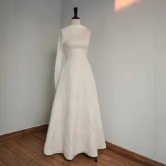 【新品・未使用】バタフライデザインが垂れ下がるホワイトドレス。ハイセンシティブなスタイル。誕生日セレモニー、宴会、旅行写真、結婚式。