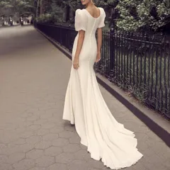 【新品・未使用】ホワイトのオフショルダードレス。高感度なバックレスデザインで、旅行や森のウェディングにぴったりのスリムフィット。