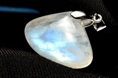 [1 점 물건] AAA ☆ 실버 925 인도산 블룸 몬 스톤 17x23mm 부채꼴 펜던트 톱 파워 스톤 천연석 _PC9026