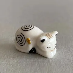 モダンな子猫のフェーブ／金彩／香箱座りポーズ／フランス雑貨／陶器ミニチュア／ブロカント／ヴィンテージ／蚤の市／幸運の小さな陶器
