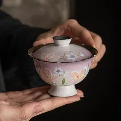 【新品未使用】手描きの春の花の蓋の陶磁器の女性の専用のお茶を入れます。
