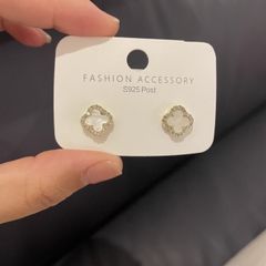 ホワイト クローバー フラワーモチーフ ラインストーン ゴールドピアス 両耳用  韓国アクセ 上品 きれいめ フェミニン エレガント 大人 レディース